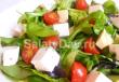 Легкий салат с фетаксой и свежими овощами