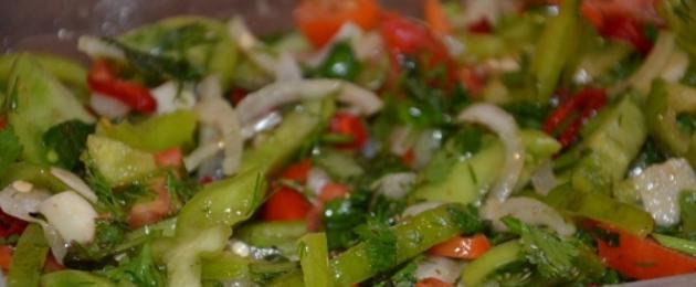Салат из зеленых помидор дольками. Набор необходимых продуктов и специй