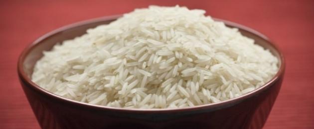 Готовить рассыпчатый рис простой способ. В чем лучше варить рис: в кастрюле или рисоварке