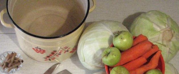 Рецепт: Квашеная капуста с яблоками и клюквой - по-домашнему. Капуста с яблоками и клюквой