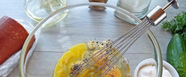 Салат с блинами копченой колбасой и чесноком. Салат из яичных блинчиков и колбасы — рецепт приготовления